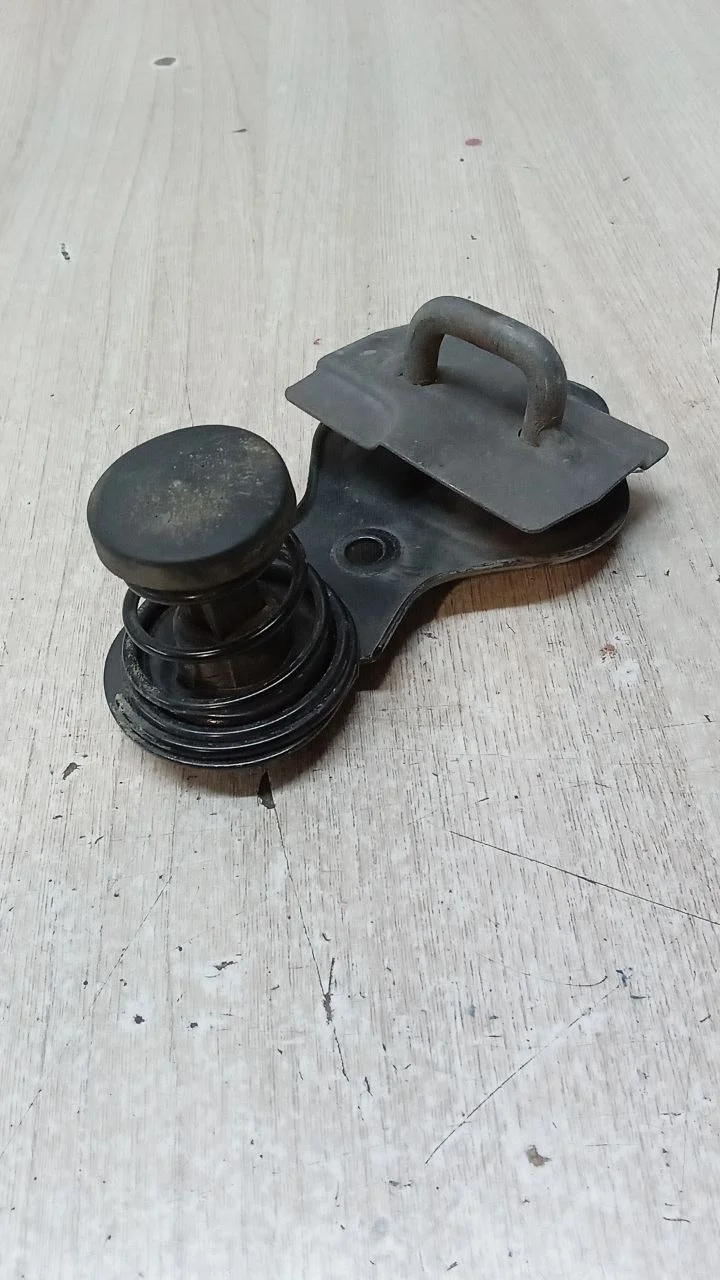 [Б/У] Замок капота (боковой на капот L=R) [Код: 00648272 ]