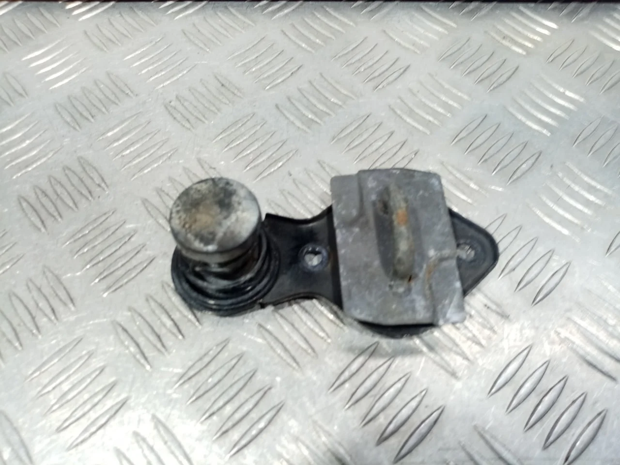 [Б/У] Замок капота (боковой на капот L=R) [Код: 00653699 ]