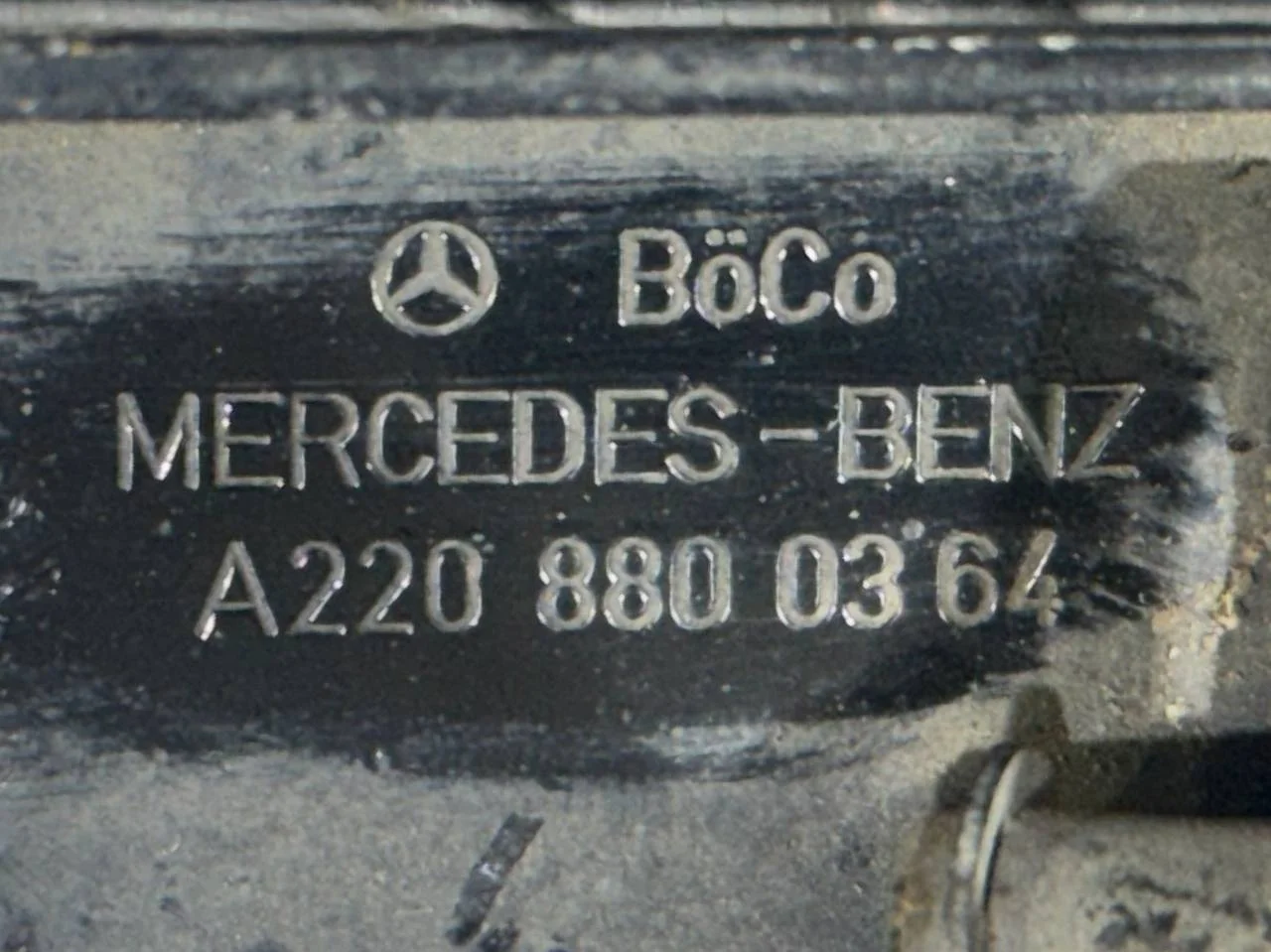 [Б/У] Замок капота Mercedes Benz W211 - без ручки A2118870027 [ХОРОШЕЕ] [Код: 00509753 ]
