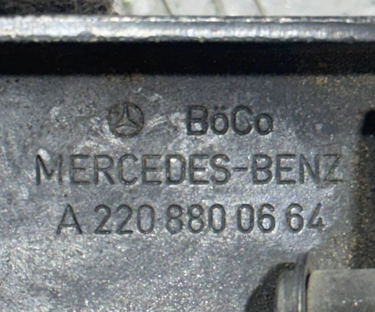 [Б/У] Замок капота Mercedes Benz W211 - без ручки A2118870027 [ХОРОШЕЕ] [Код: 00509778 ]