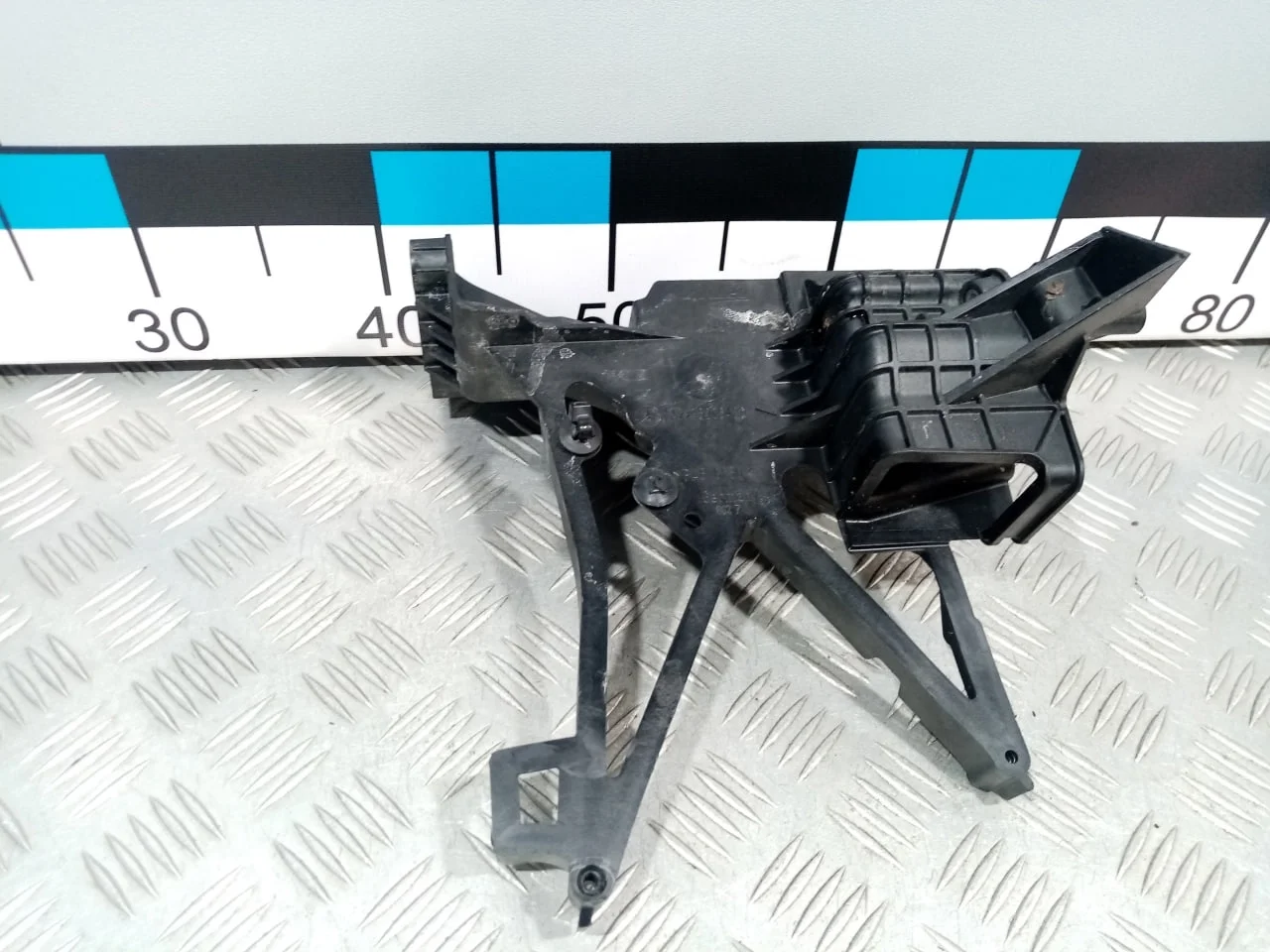 [Б/У] Консоль передней панели левая [Код: 00613247 ]