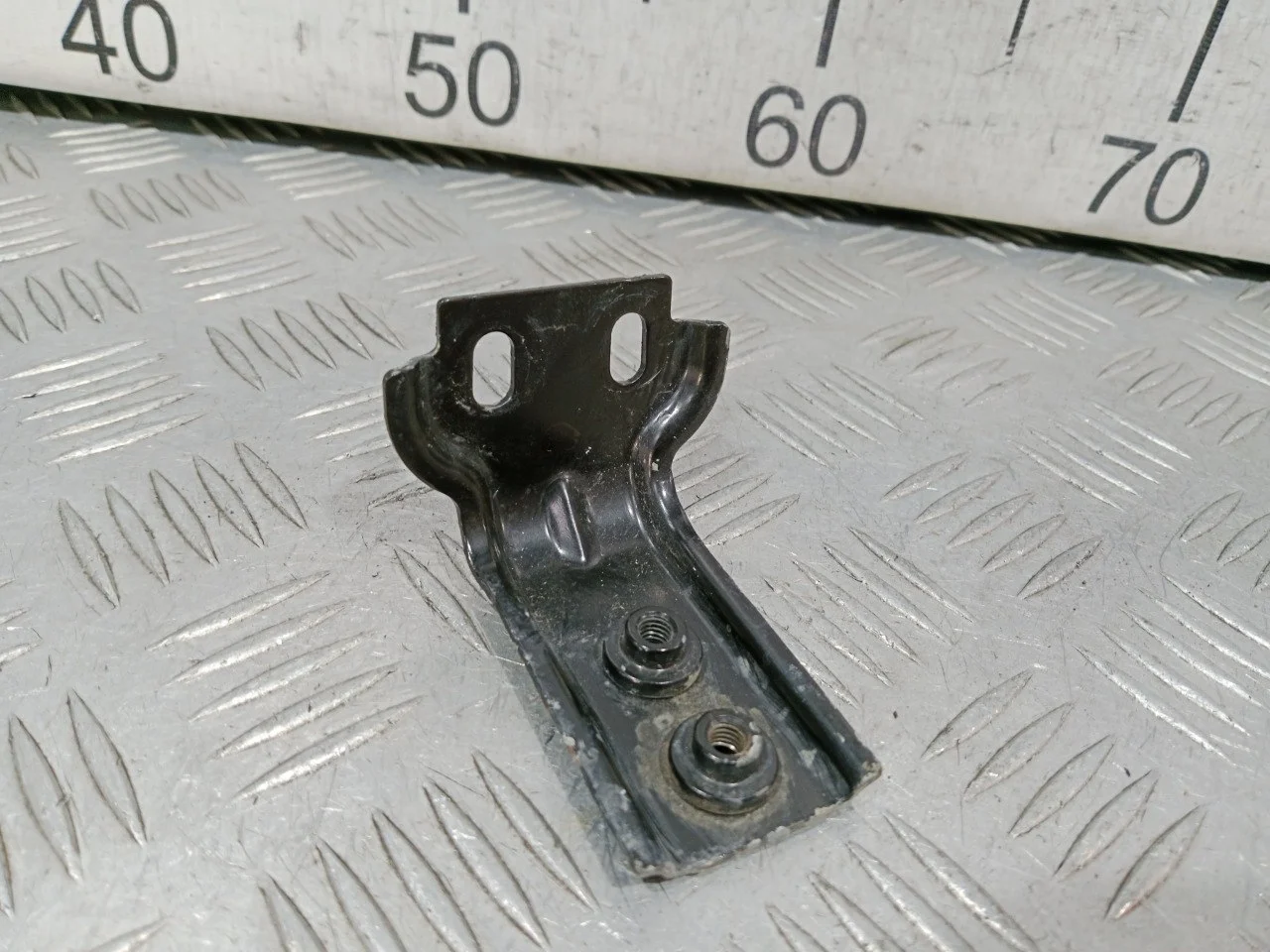 [Б/У] Крепление на передней панели левое [Код: 00606618 ]