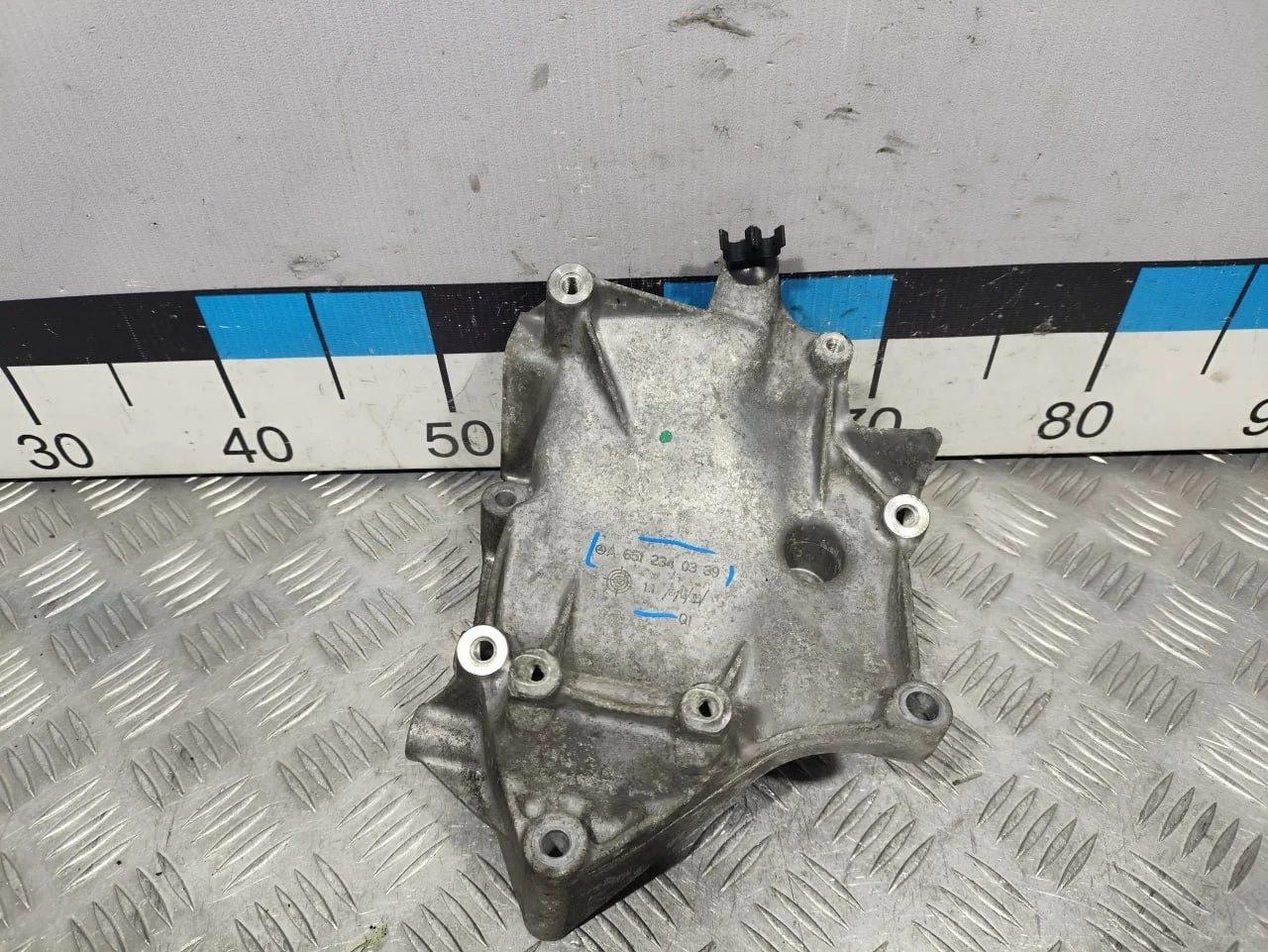 [Б/У] Кронштейн кондиционера Mercedes om 651 [Код: 00593021 ]