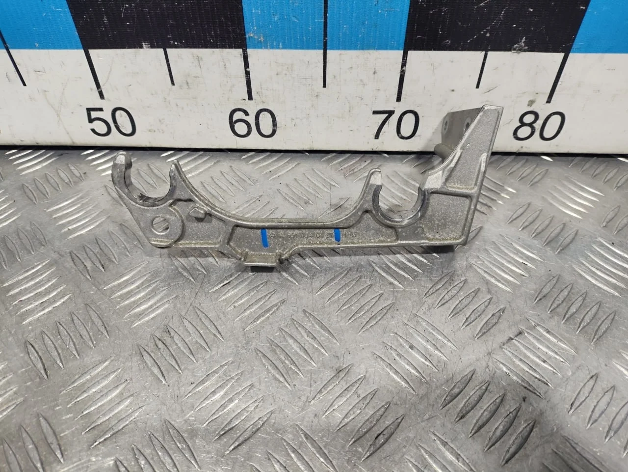 [Б/У] Кронштейн корпуса воздушного фильтра передний Mercedes Benz [Код: 00581492 ]