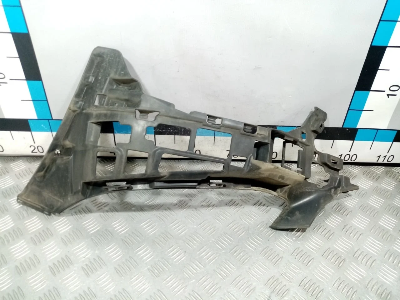 [Б/У] Кронштейн переднего бампера левый [Код: 00599834 ]