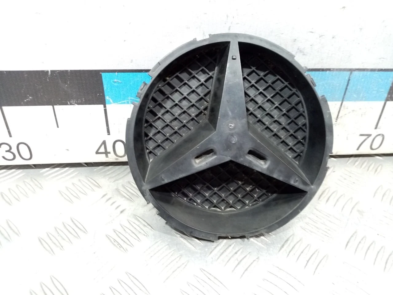 [Б/У] Кронштейн решетки радиатора Mercedes [Код: 00610638 ]