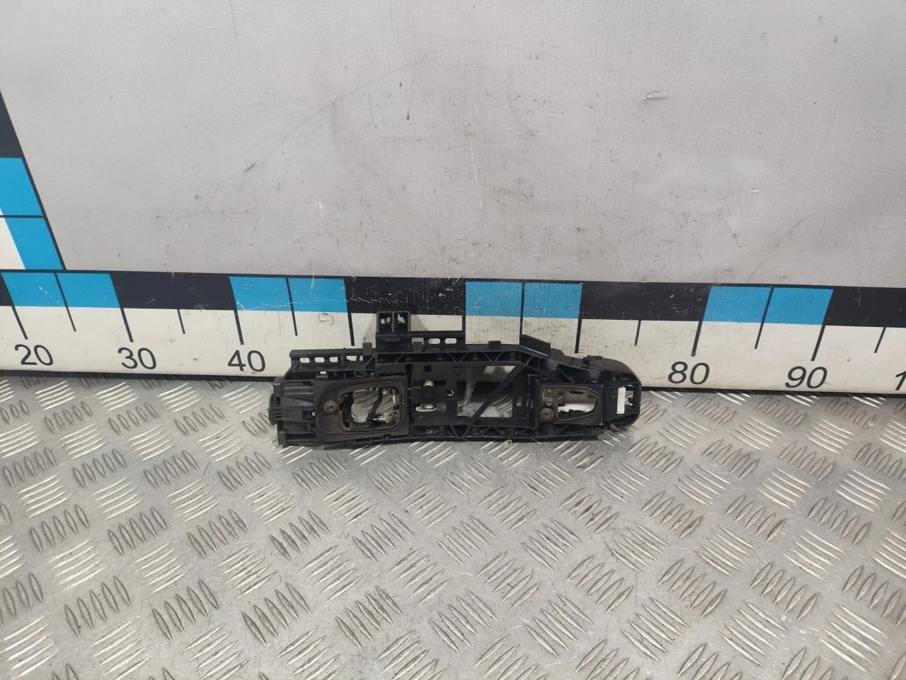 [Б/У] Кронштейн ручки двери левой [Код: 00600684 ]