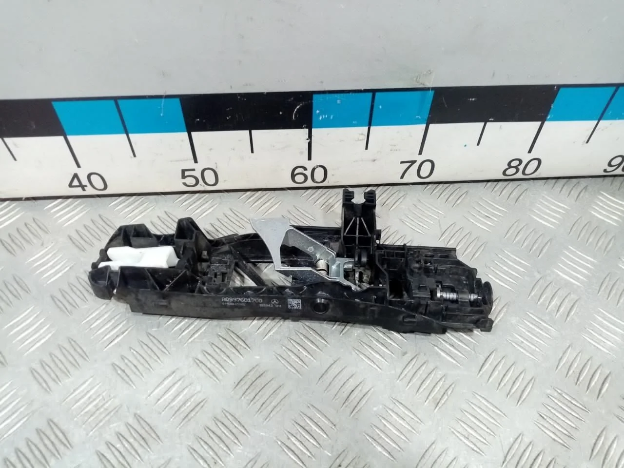 [Б/У] Кронштейн ручки двери левой [Код: 00673708 ]