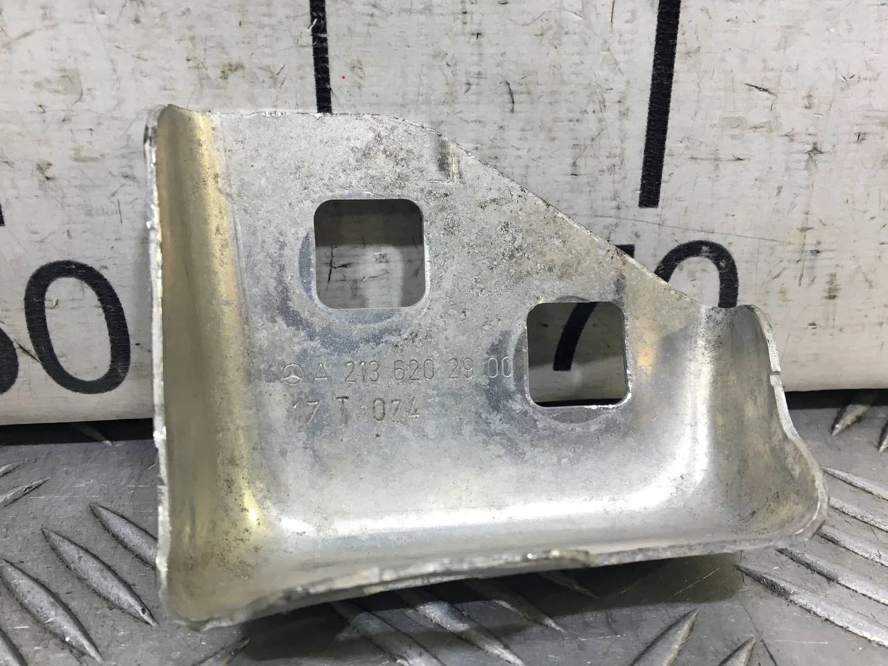 [Б/У] Кронштейн фары правый [Код: 00577504 ]