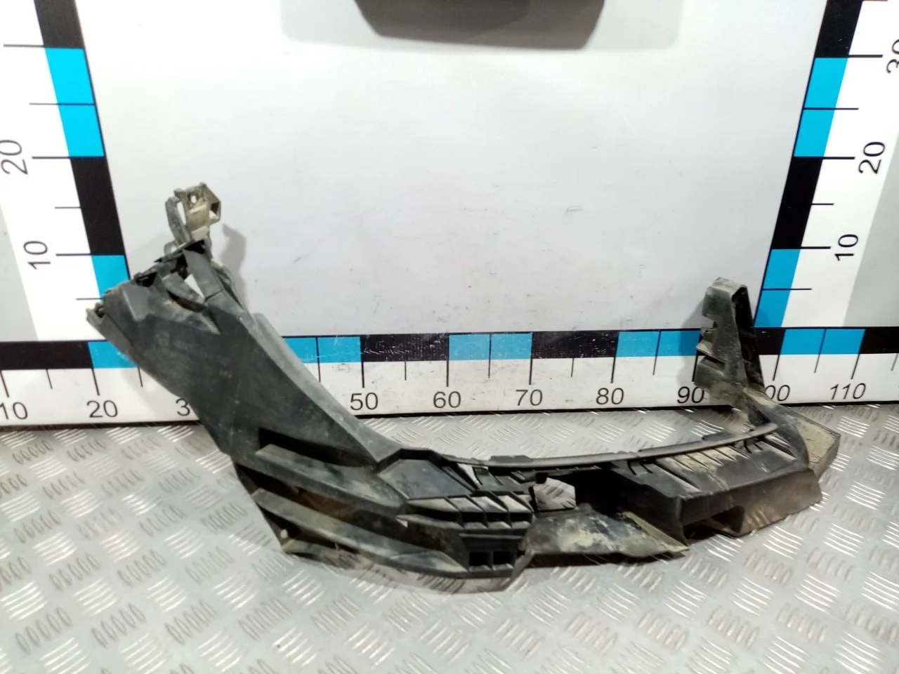 [Б/У] Кронштейн фары правый [Код: 00610892 ]