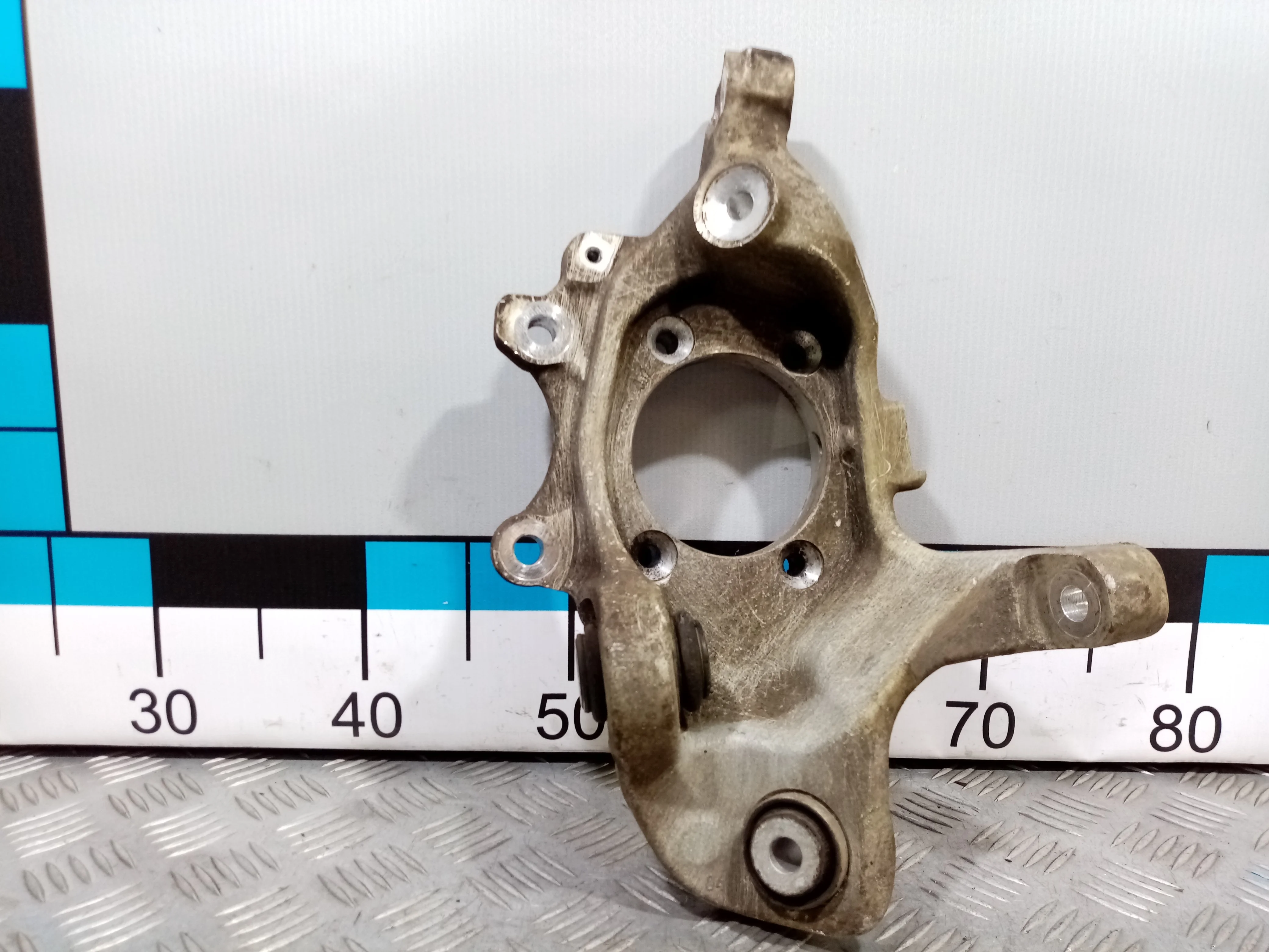 [Б/У] Кулак задний левый [Код: 00413100 ]