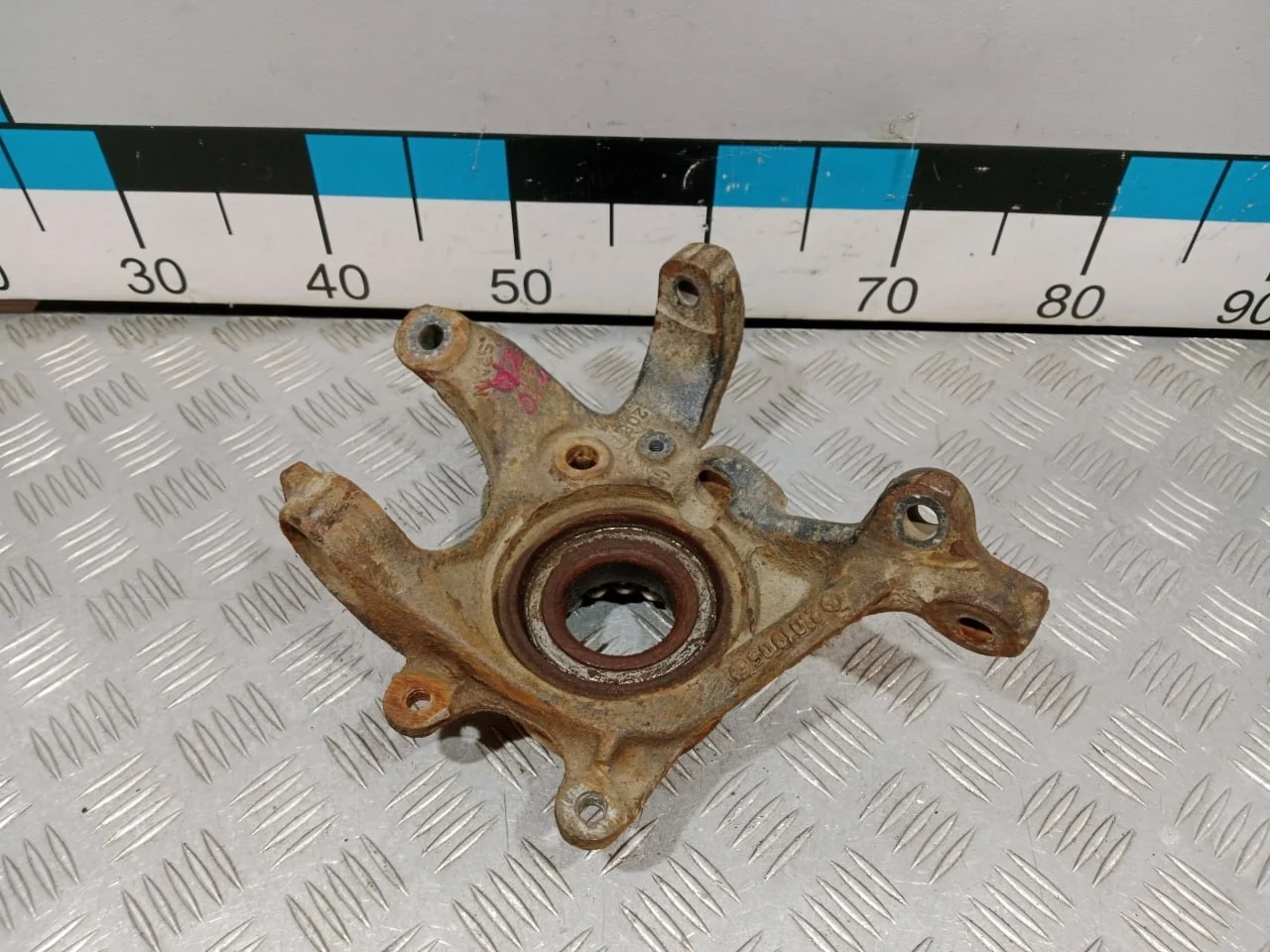 [Б/У] Кулак поворотный задний правый W210 - Без сайлентблока [ХОРОШЕЕ] [Код: 00676572 ]