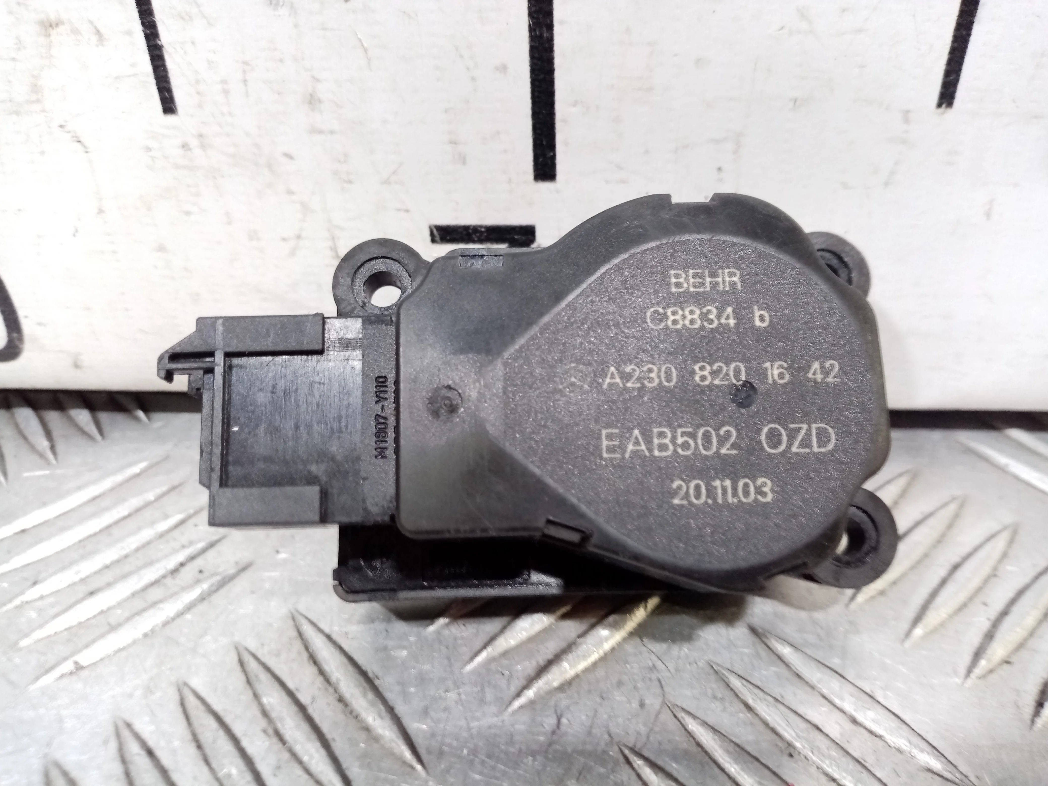 [Б/У] Моторчик заслонки отопителя Mercedes [Код: 00462243 ]