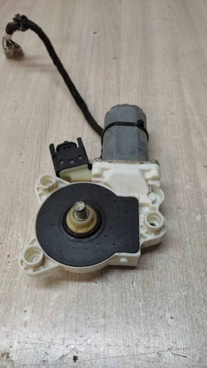 [Б/У] Моторчик стеклоподъемника передний левый [Код: 00520181 ]