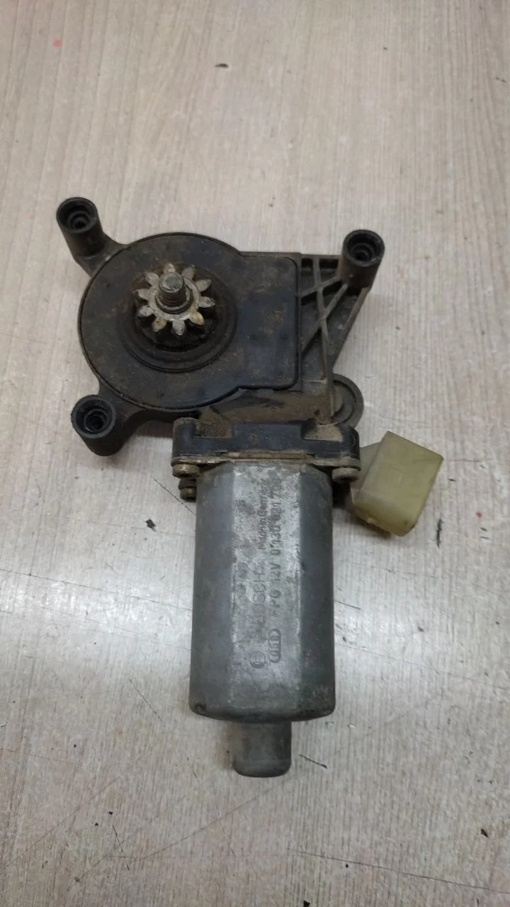 [Б/У] Моторчик стеклоподъемника передний правый [Код: 00593678 ]