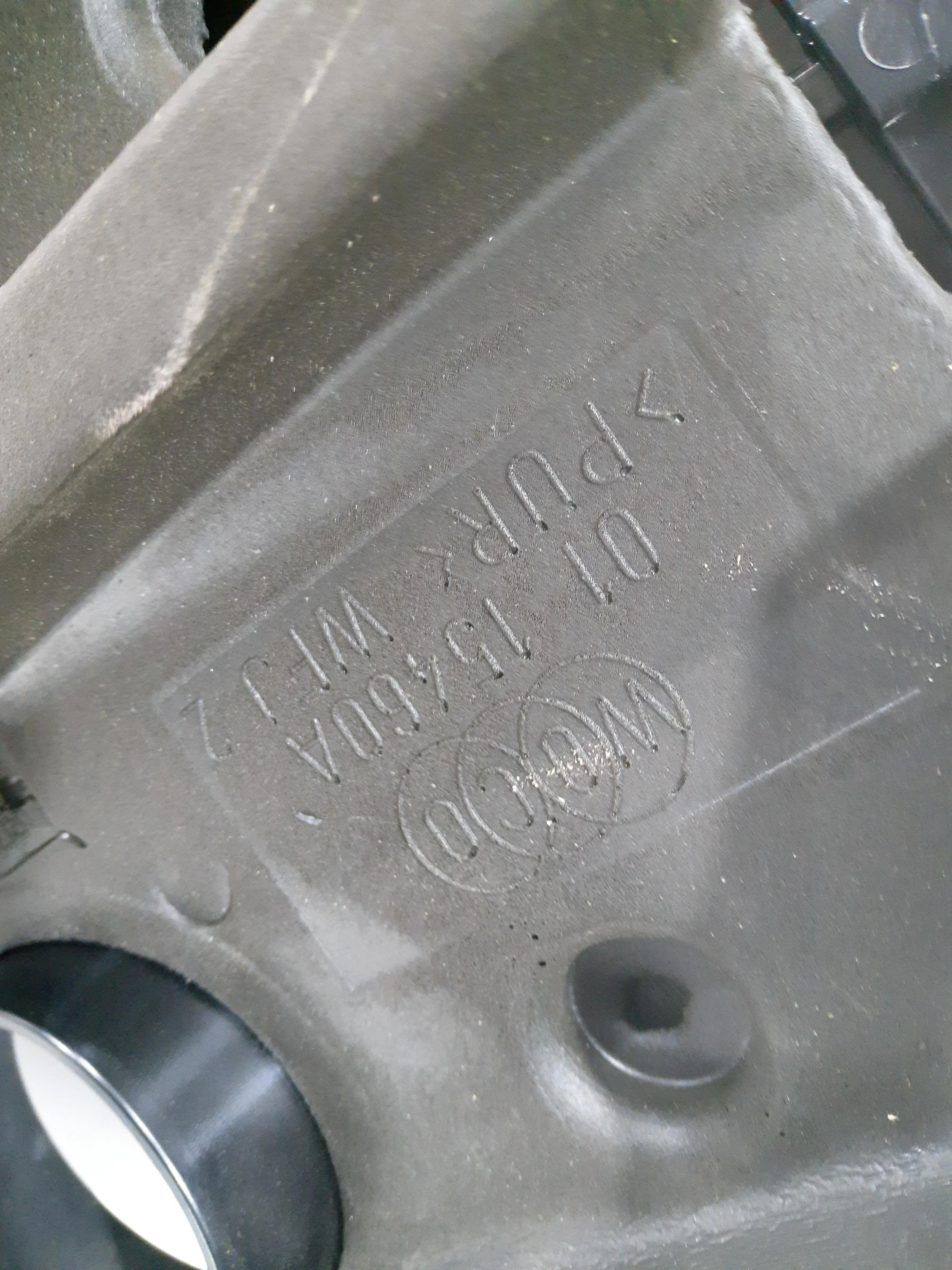 [Б/У] Накладка декоративная на двигатель Mercedes GL166 [Код: 00303764 ]