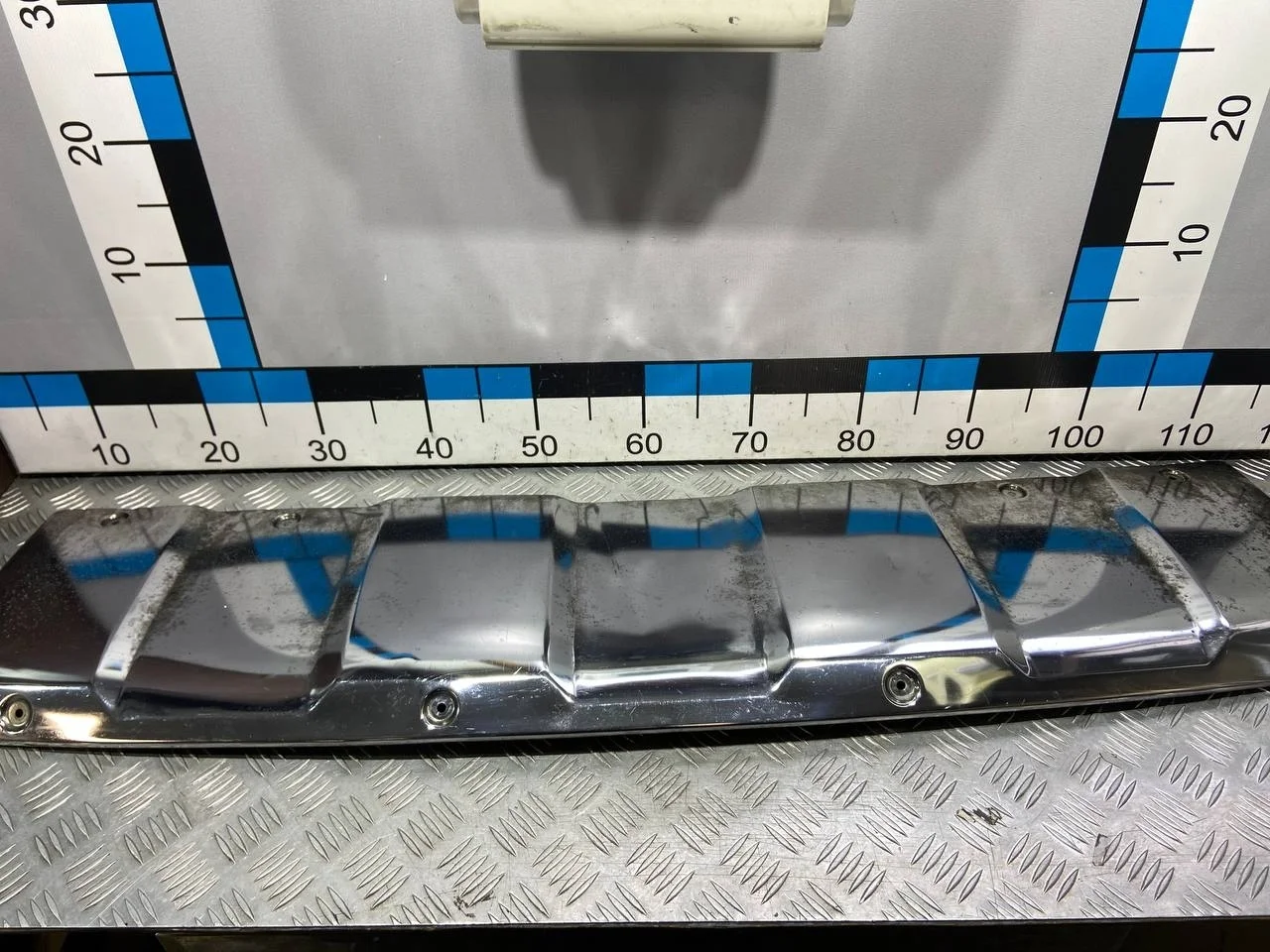 [Б/У] Накладка заднего бампера нижняя - Маленькие вмятины [ХОРОШЕЕ] [Код: 00665153 ]