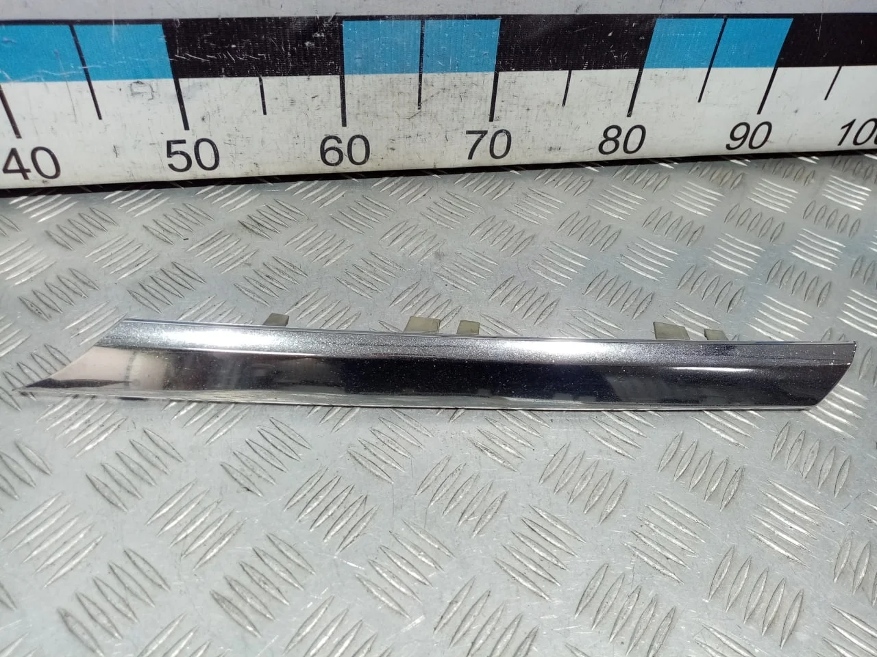 [Б/У] Накладка на решетку радиатора левая - (Состояние: посечена) [ХОРОШЕЕ] [Код: 00610715 ]