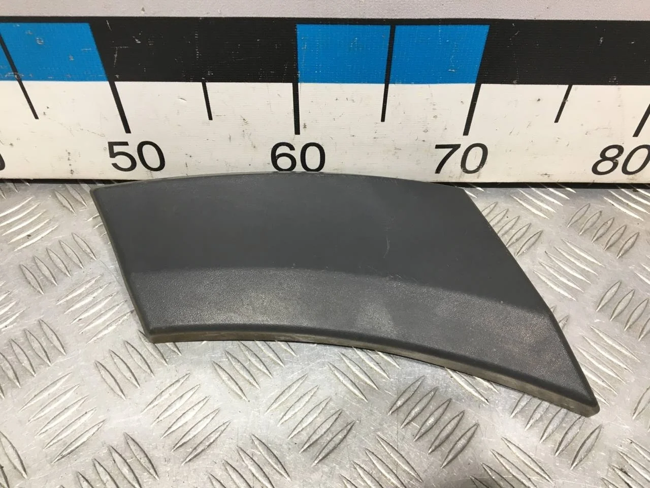[Б/У] Накладка переднего крыла правого - (Состояние: потертости) [ХОРОШЕЕ] [Код: 00669790 ]
