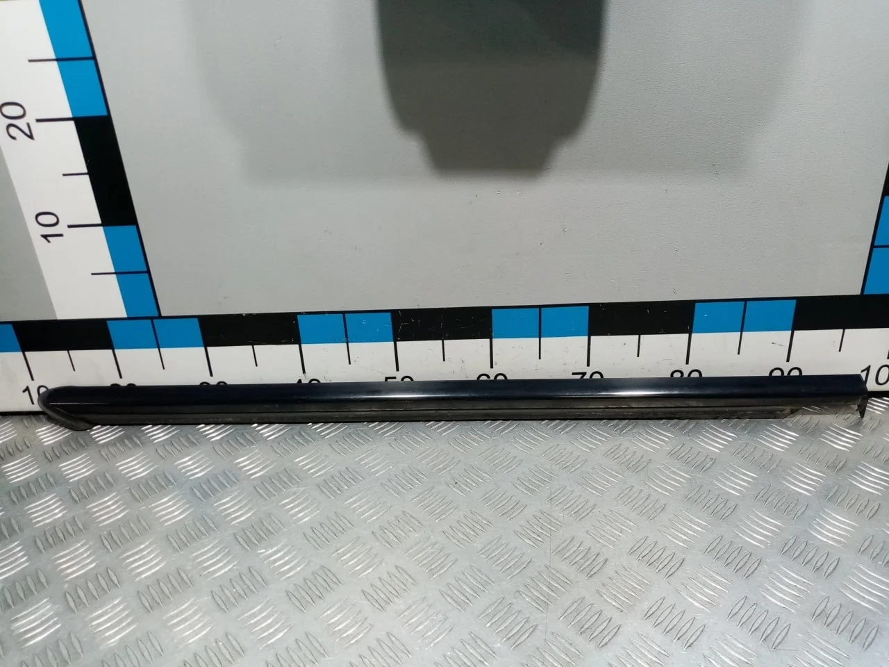 [Б/У] Накладка стекла заднего левого кузовного - Мелкие царапины [ХОРОШЕЕ] [Код: 00657056 ]