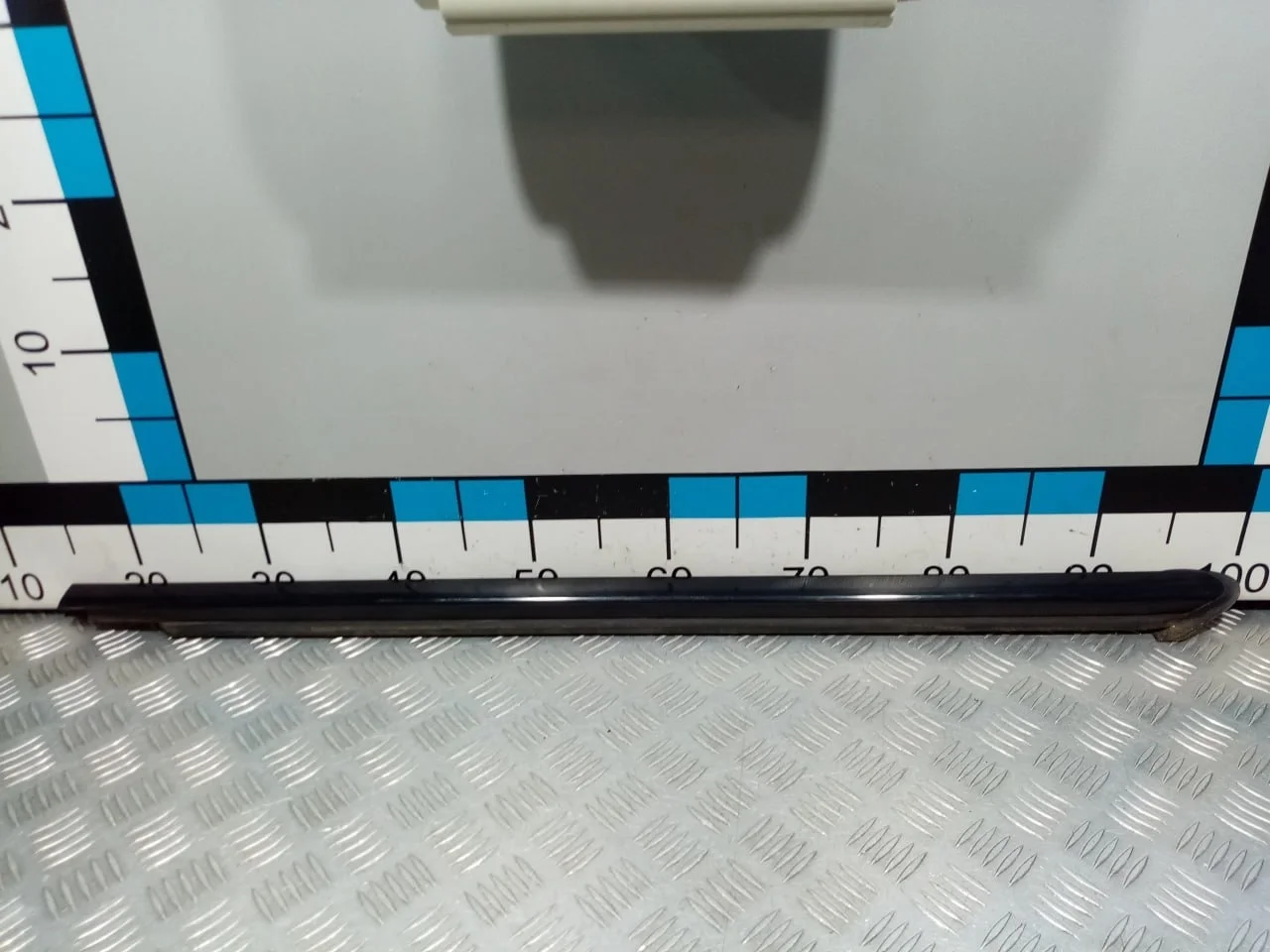 [Б/У] Накладка стекла заднего правого кузовного - Царапины [Незначительные дефекты] [Код: 00657060 ]