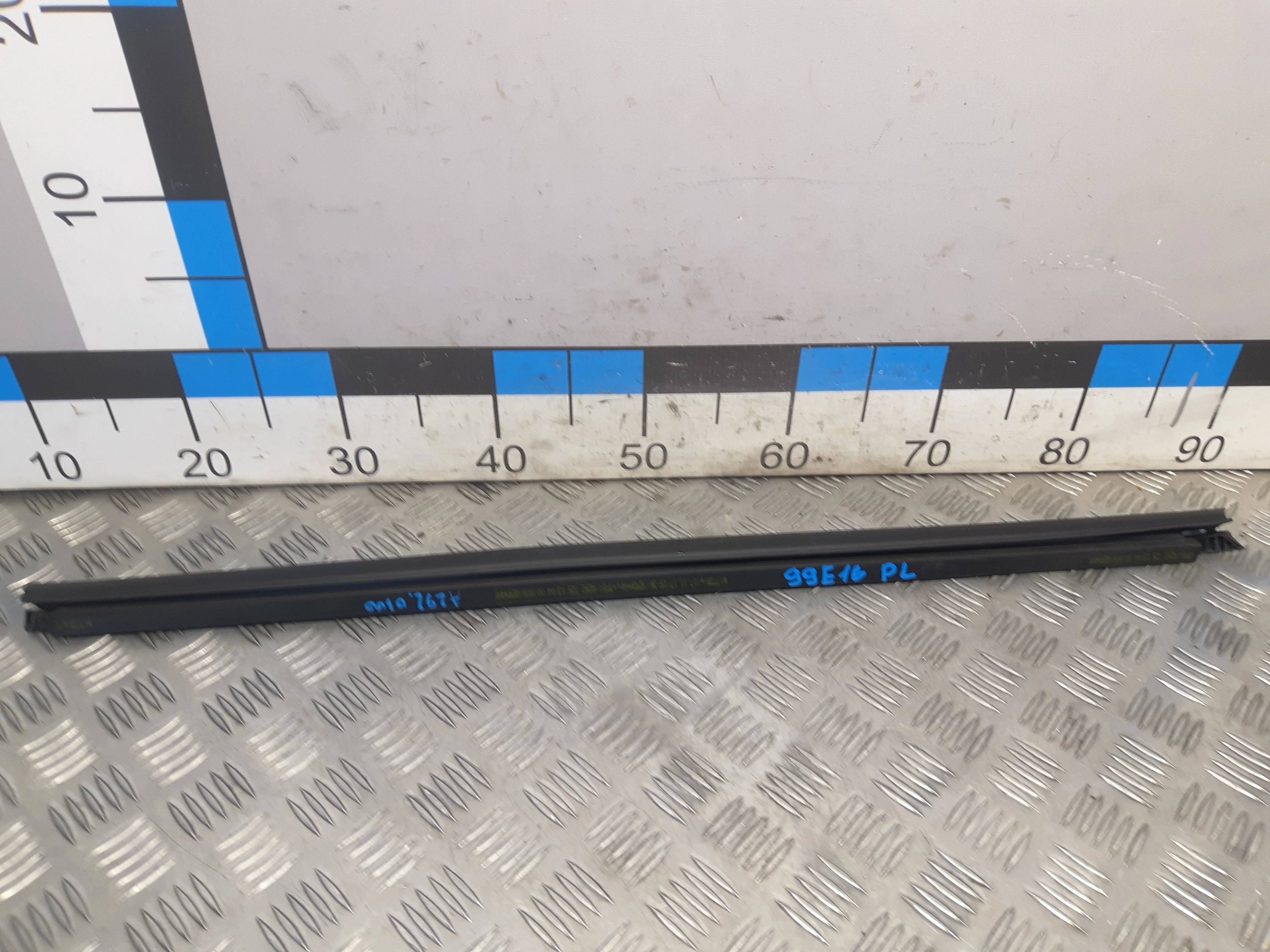 [Б/У] Накладка стекла переднего левого внутренняя [Код: 00329571 ]