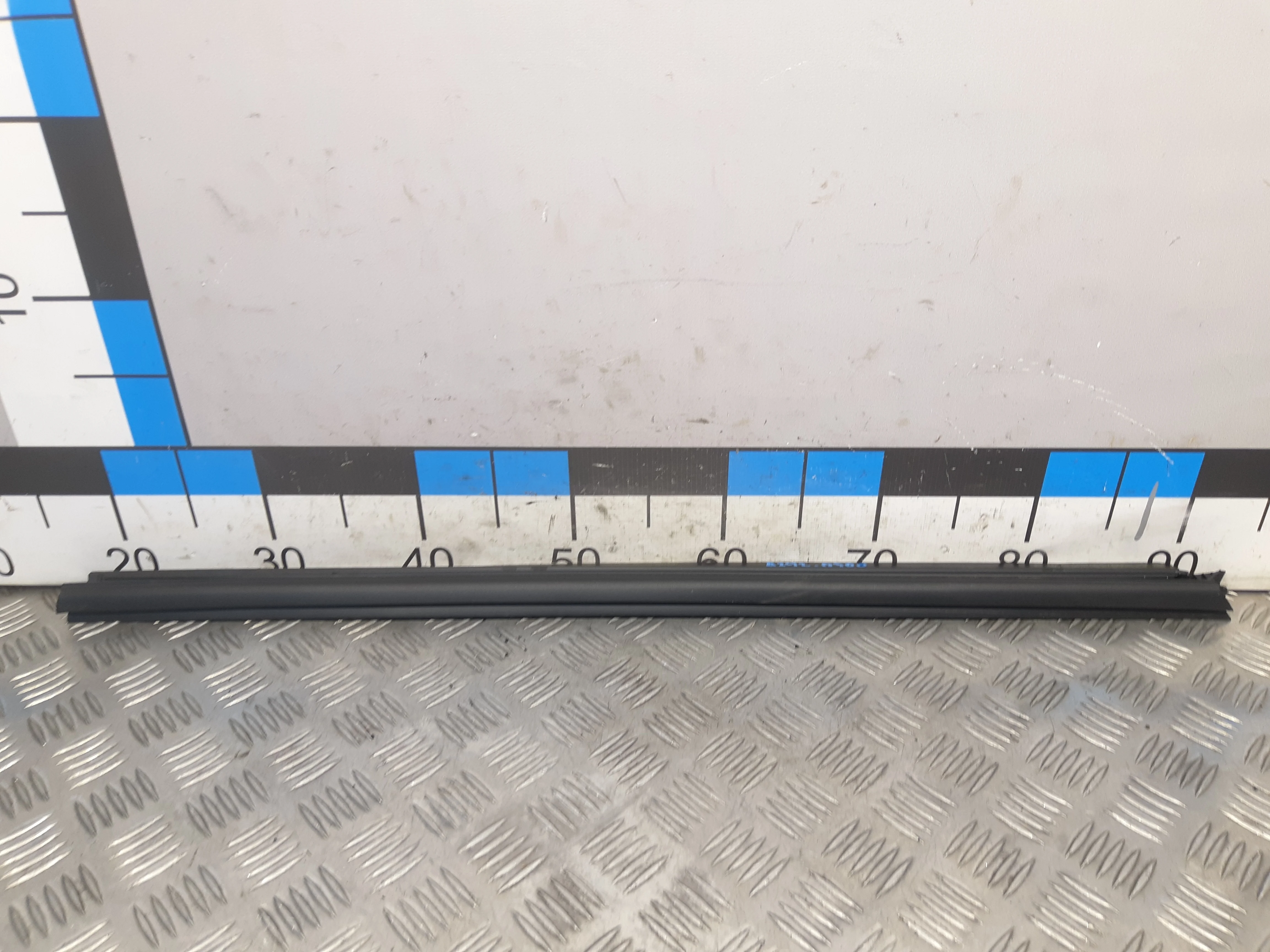 [Б/У] Накладка стекла переднего левого внутренняя [Код: 00329572 ]