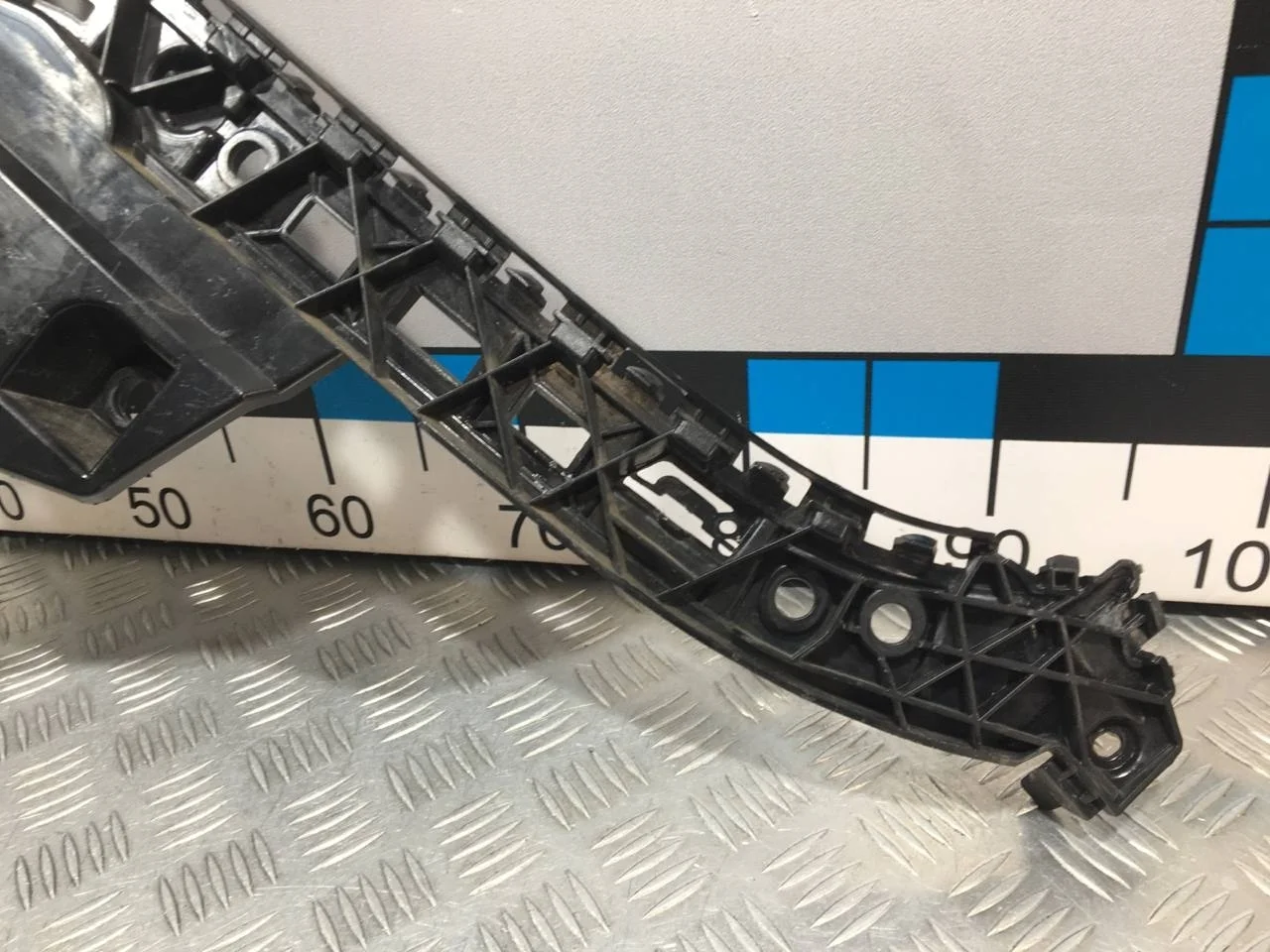 [Б/У] Направляющая заднего бампера левая [Код: 00637490 ]