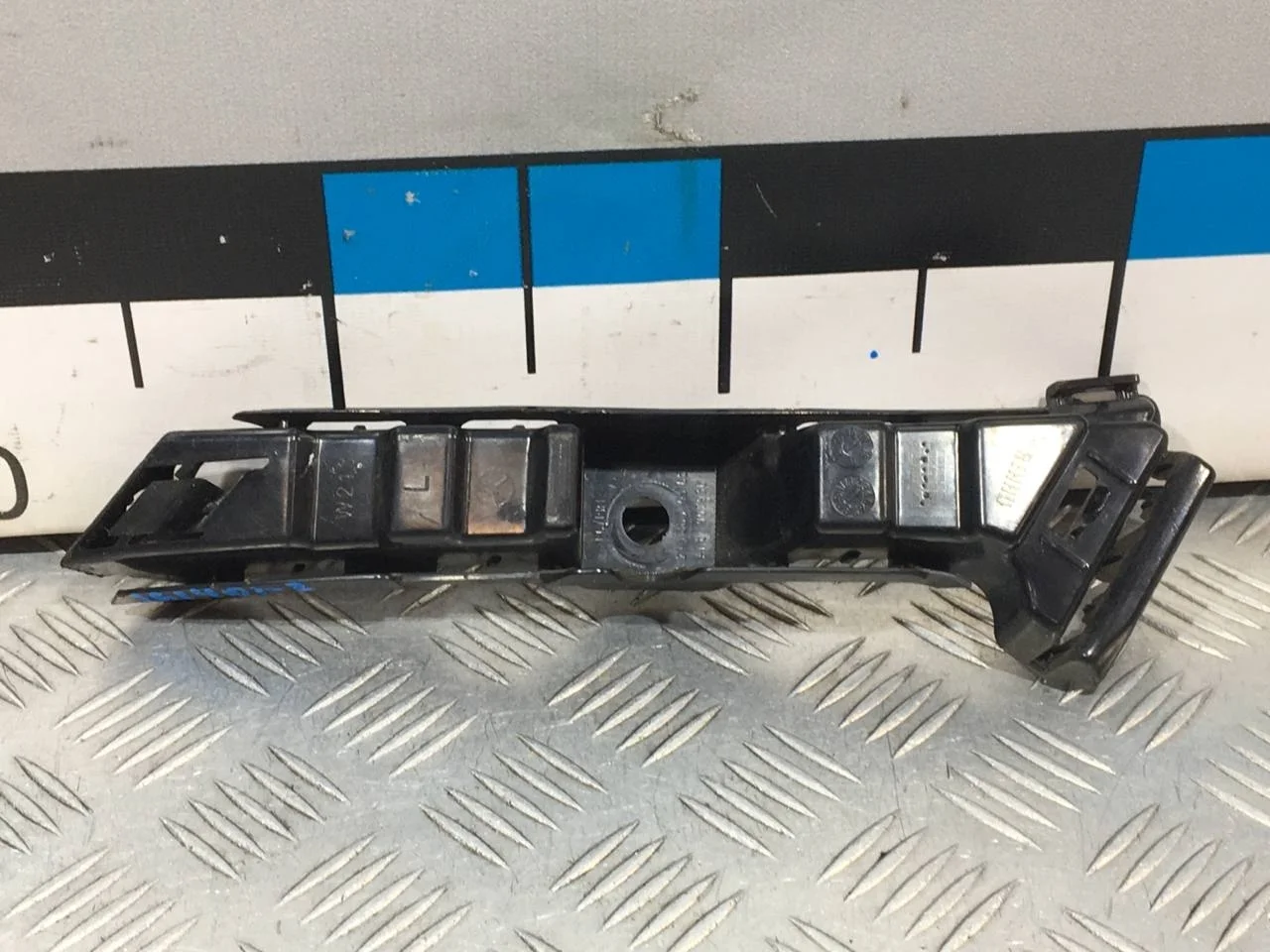 [Б/У] Направляющая заднего бампера левая W213 [Код: 00637690 ]