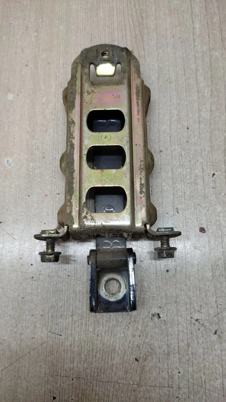 [Б/У] Ограничитель двери перед=зад Mercedes [Код: 00593692 ]