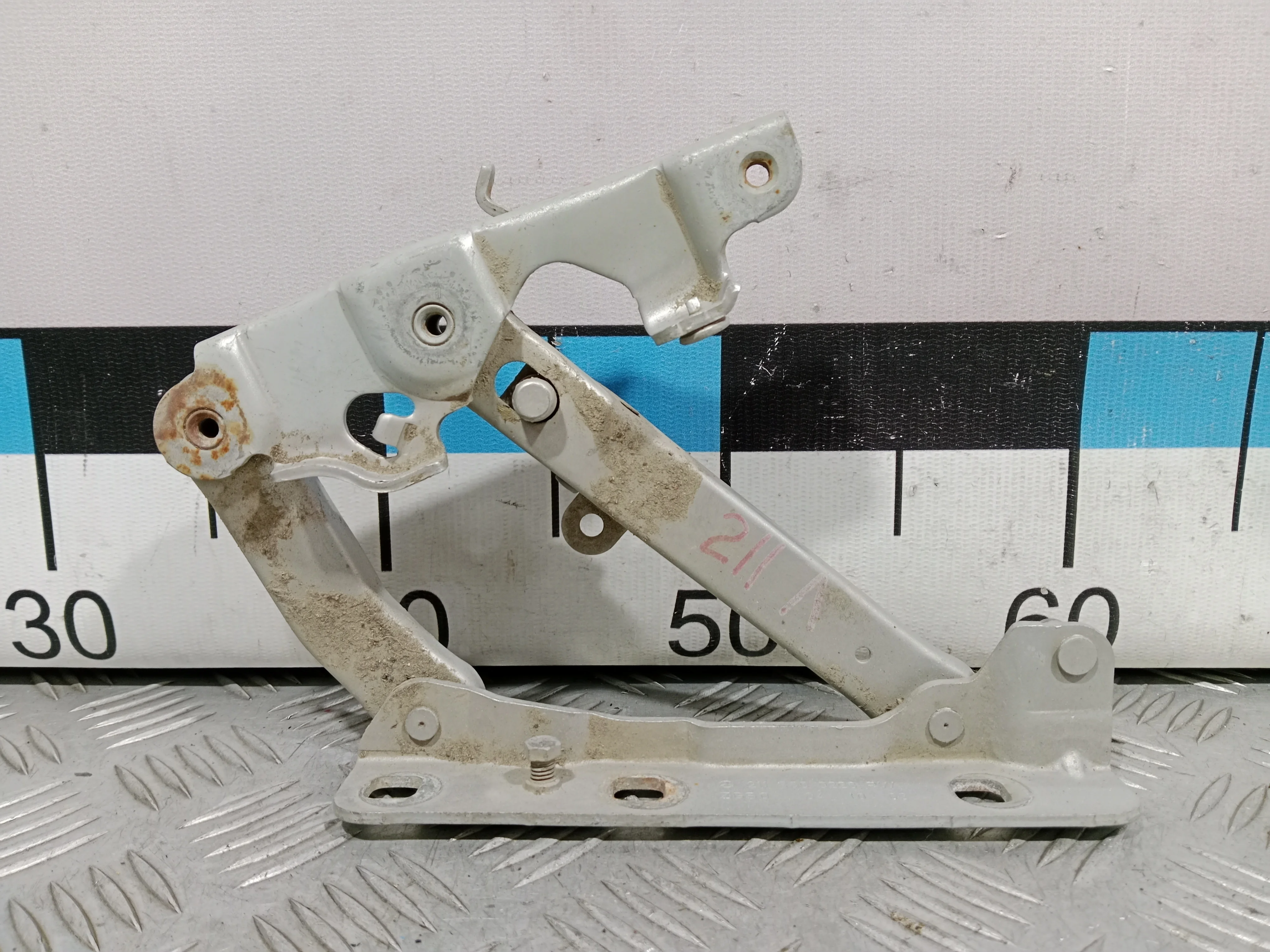 [Б/У] Петля капота правая Mercedes [Код: 00388951 ]