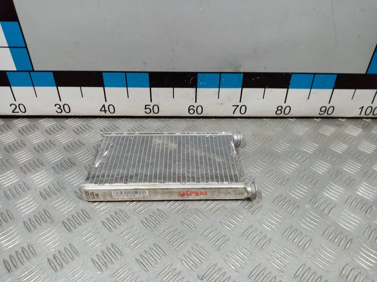 [Б/У] Радиатор отопителя [Код: 00679983 ]