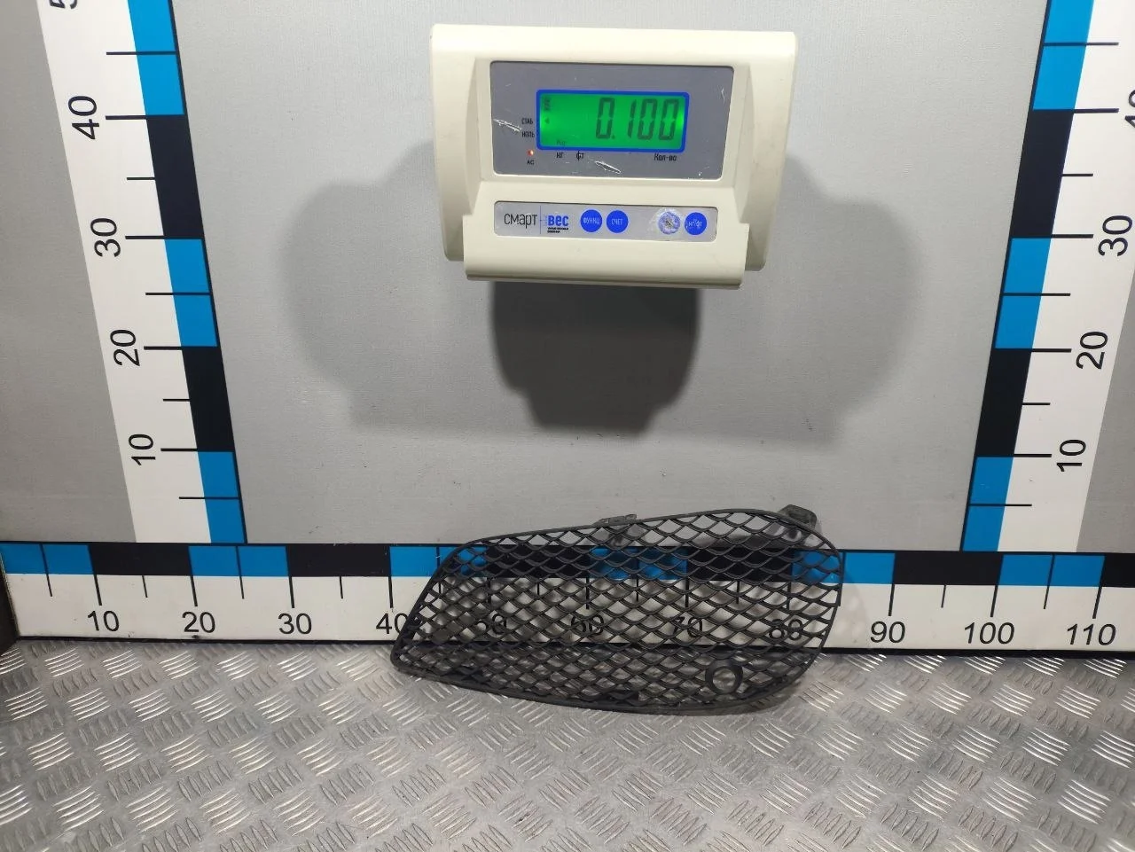 [Б/У] Решетка в бампер правая Mercedes - Трещина на одном креплении [Код: 00671466 ]