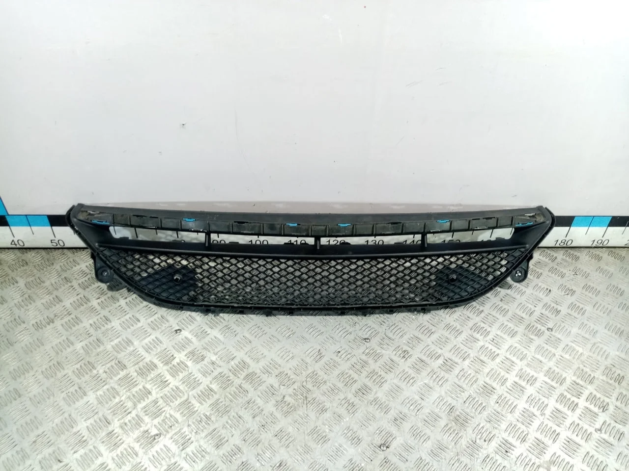 [Б/У] Решетка в бампер центральная [Код: 00532886 ]