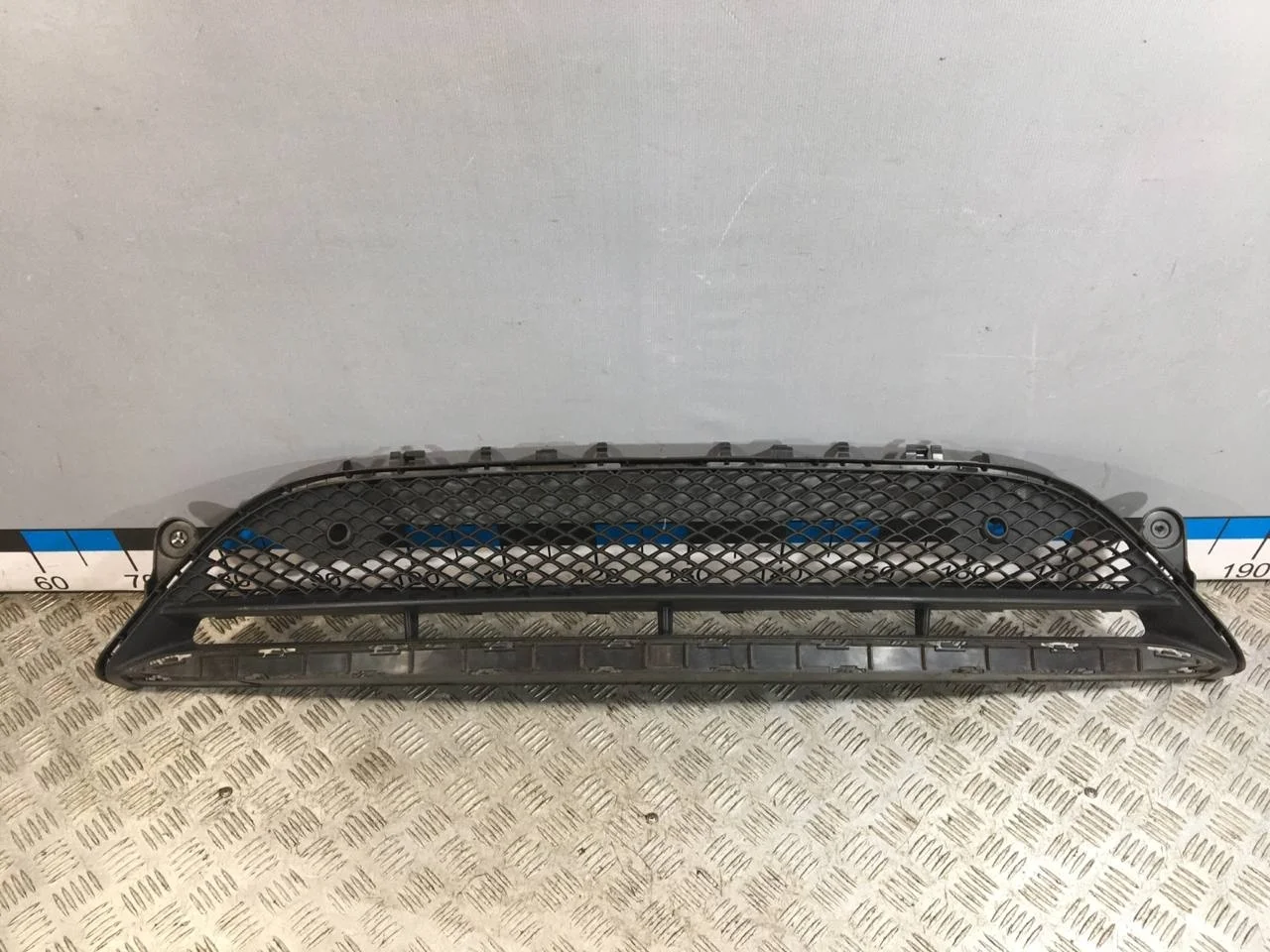 [Б/У] Решетка в бампер центральная [Код: 00657633 ]