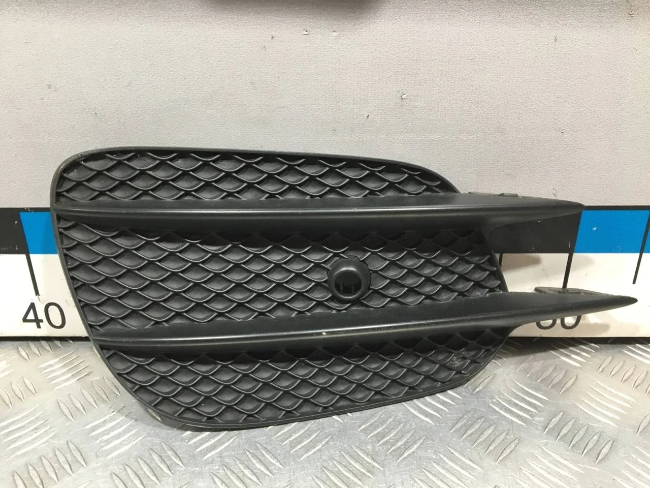 [Б/У] Решетка в передний бампер левая [Код: 00656840 ]