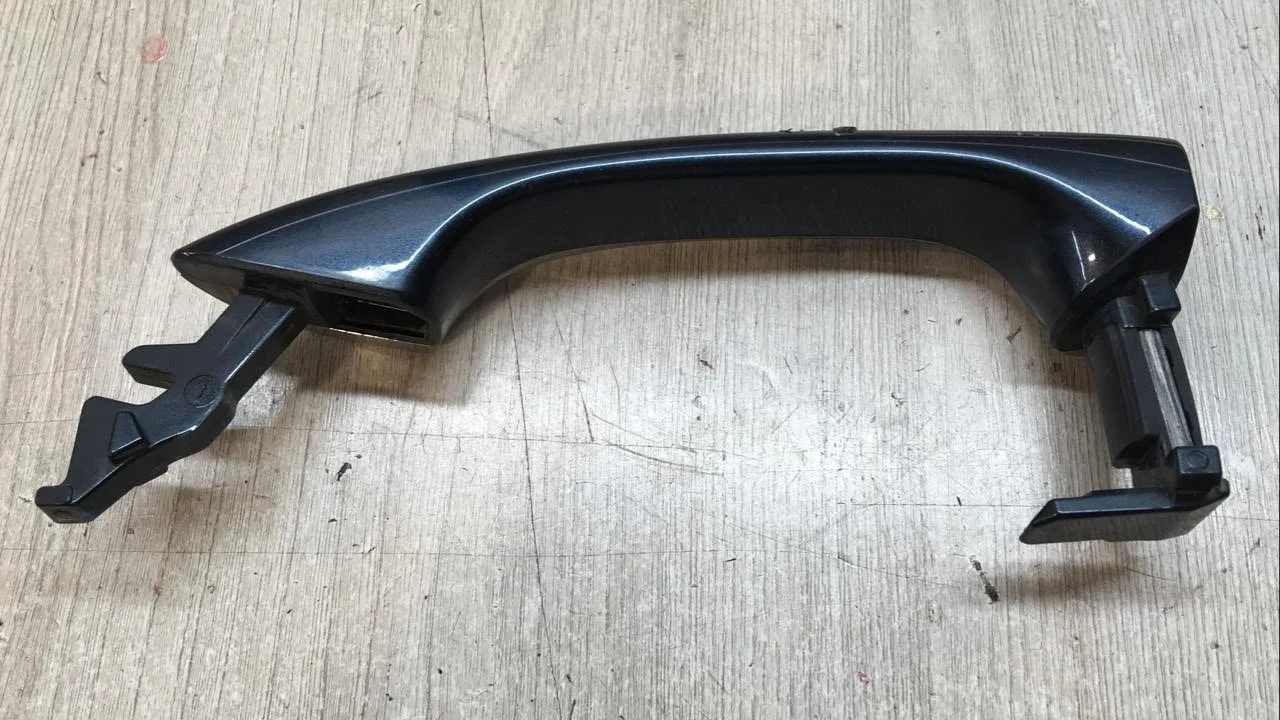 [Б/У] Ручка двери передней наружная левая - Под покраску [Код: 00395499 ]