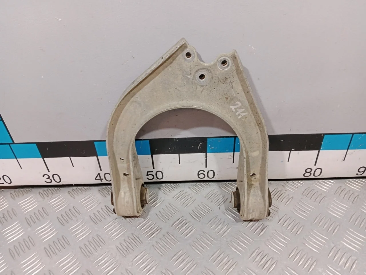 [Б/У] Рычаг передний верхний R=L - Без шаровой [Код: 00676586 ]