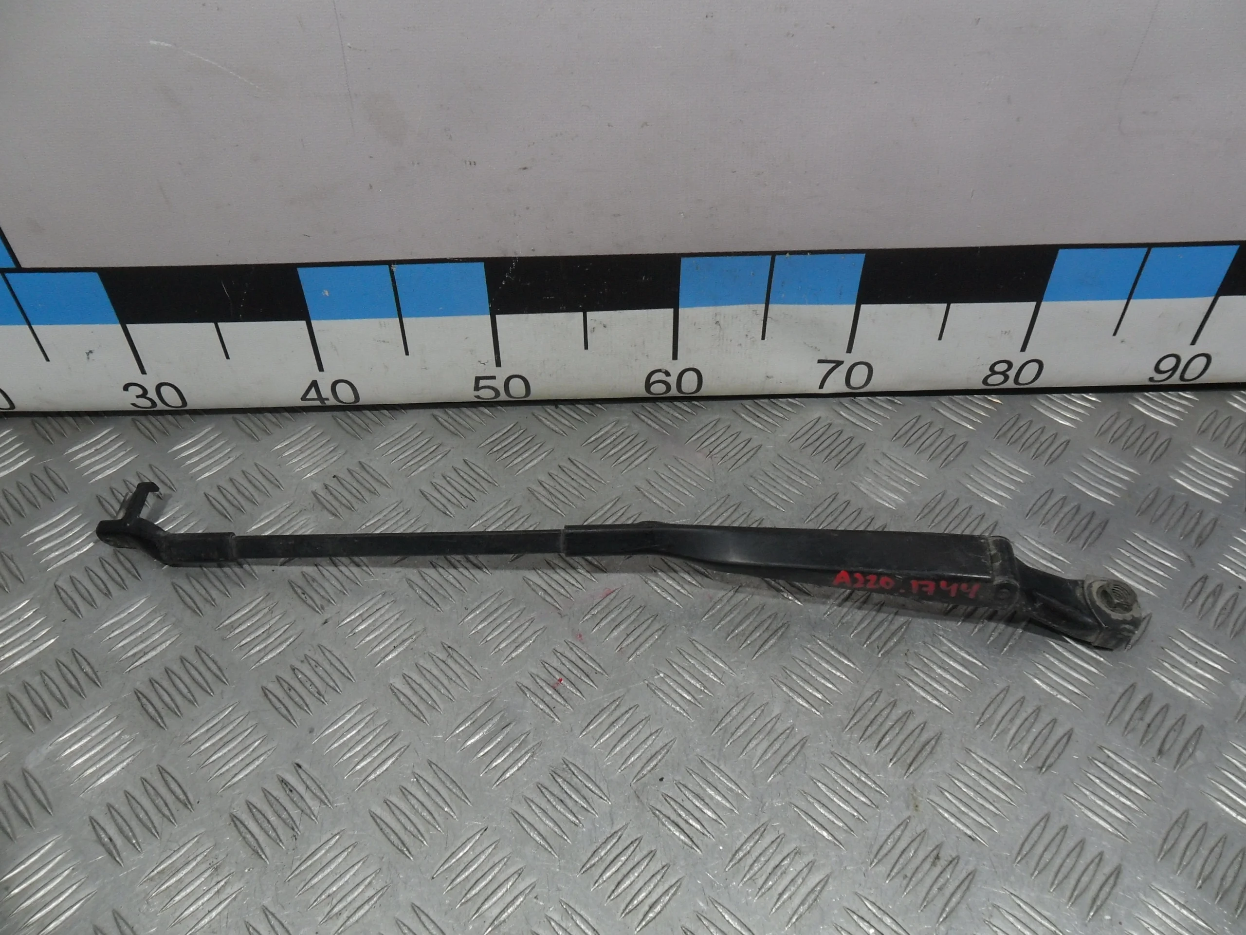 [Б/У] Рычаг стеклоочистителя левый Mercedes W220 [Код: 00384303 ]