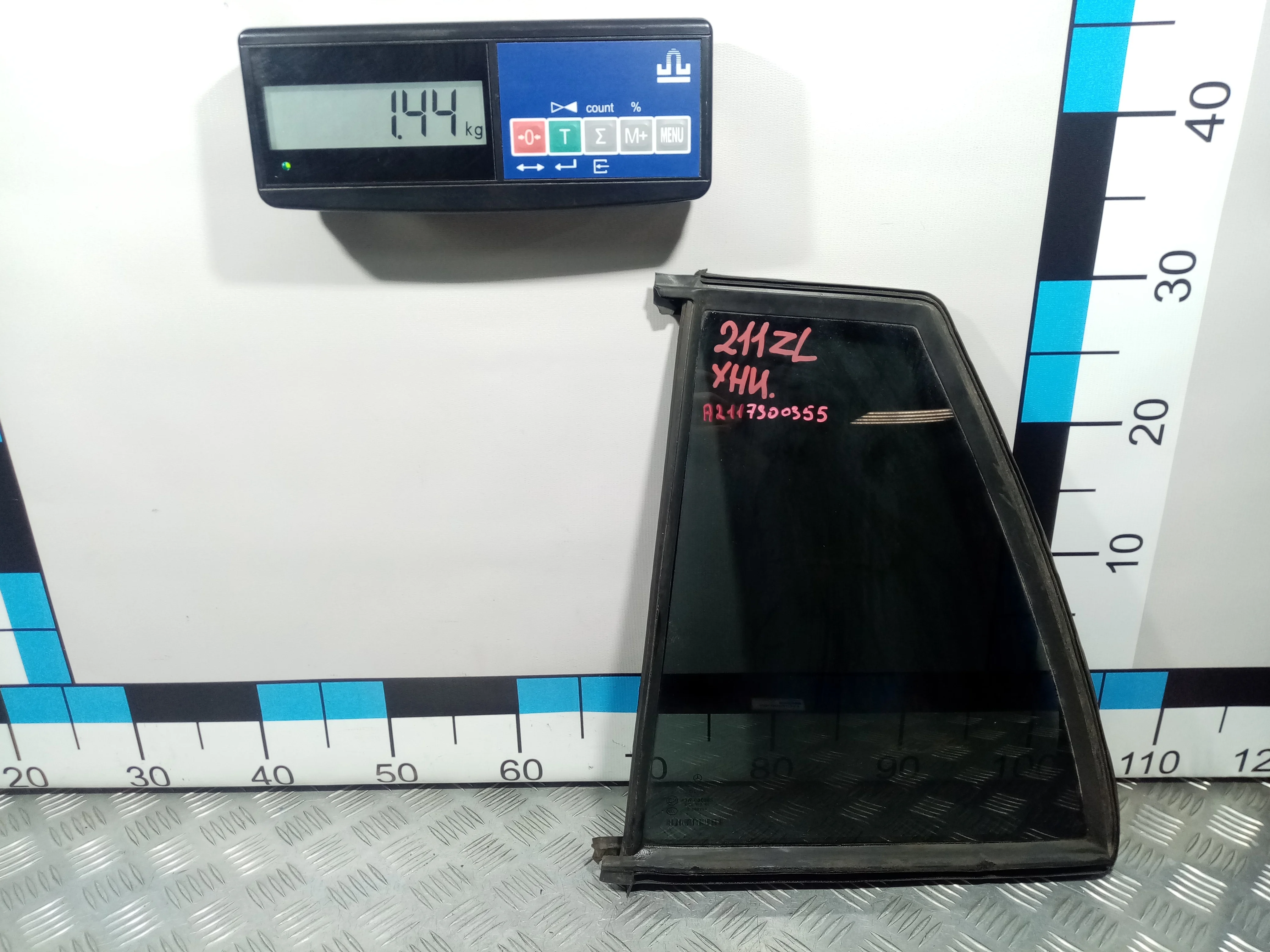 [Б/У] Стекло двери задней левой (форточка) [Код: 00372552 ]