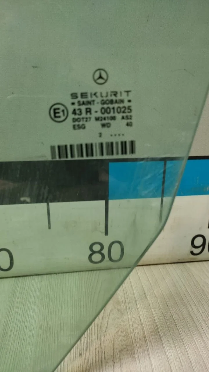 [Б/У] Стекло двери передней левой зеленое - (Состояние: ХОРОШЕЕ) [ХОРОШЕЕ] [Код: 00517549 ]