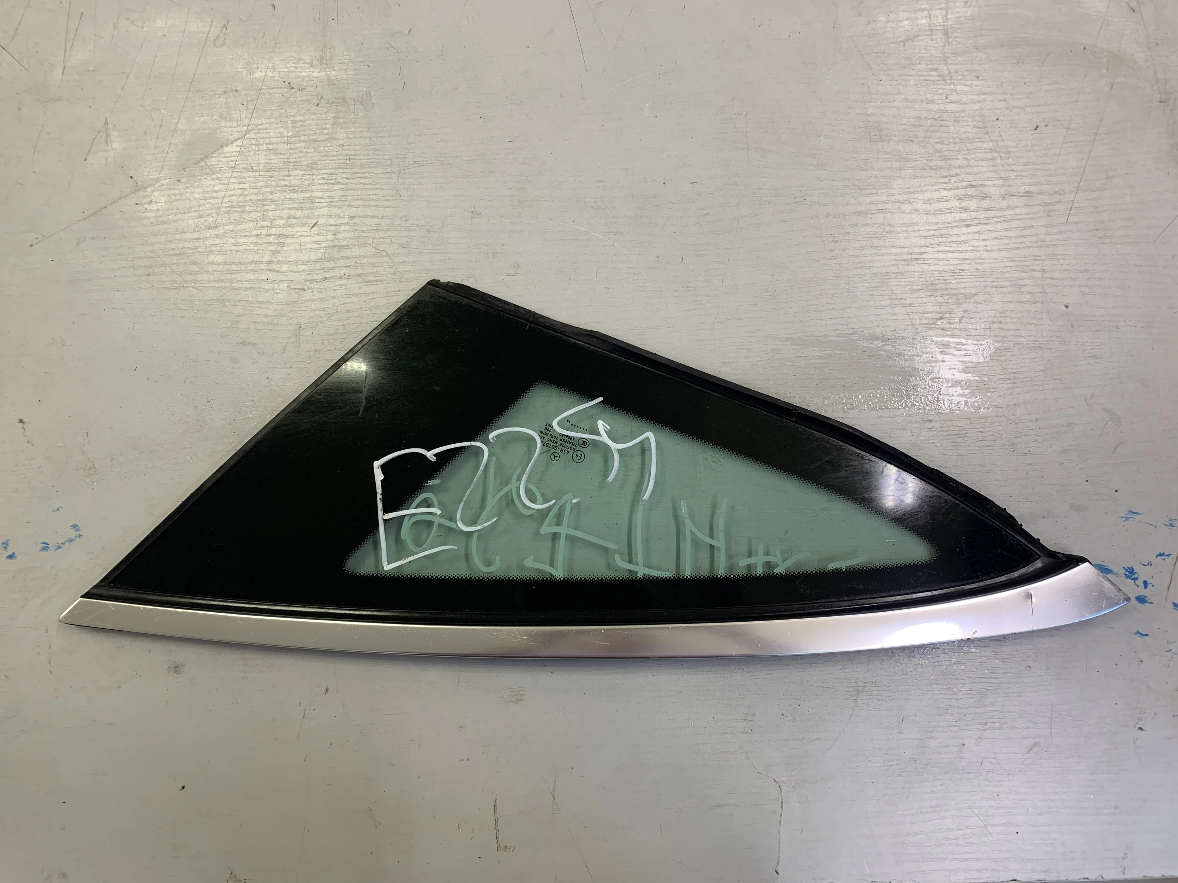 [Б/У] Стекло заднее левое кузовное глухое MB C292 [Код: 00337659 ]