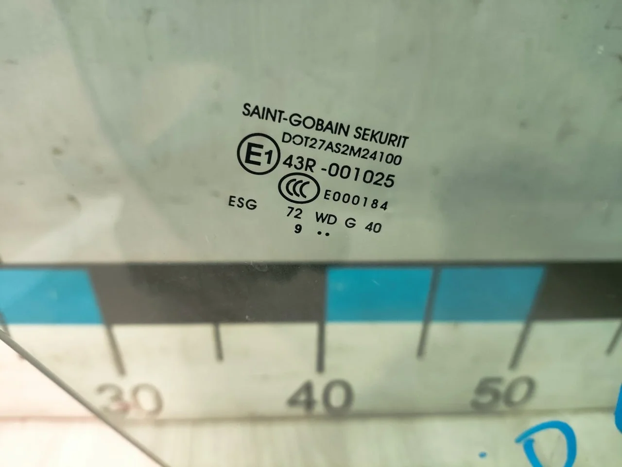 [Б/У] Стекло передней правой двери опускное [Код: 00509102 ]