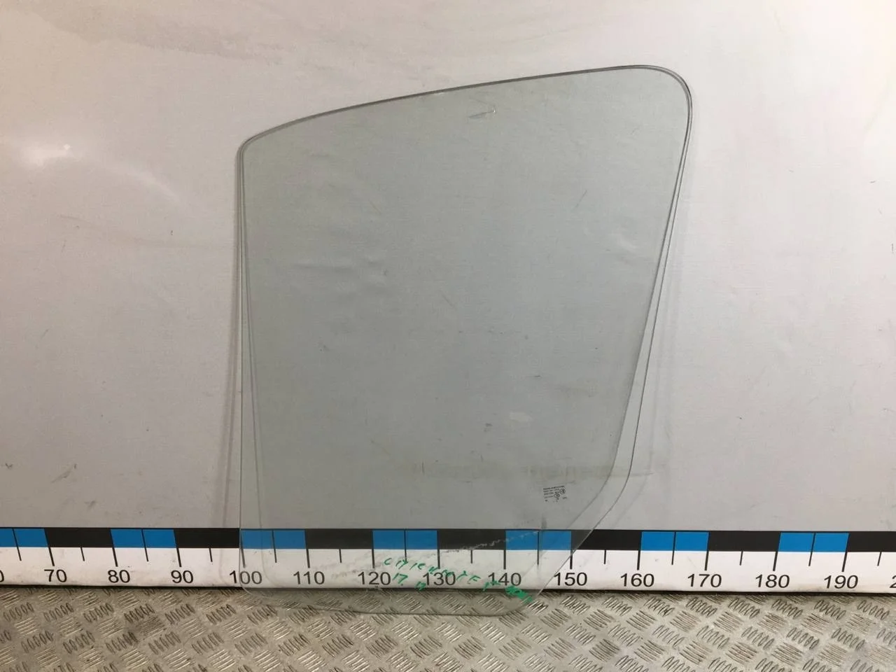 [Б/У] Стекло передней правой двери опускное [Код: 00671364 ]