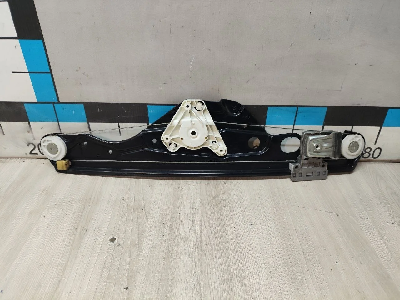 [Б/У] Стеклоподъемник электрический задний левый - без моторчика [Код: 00301482 ]