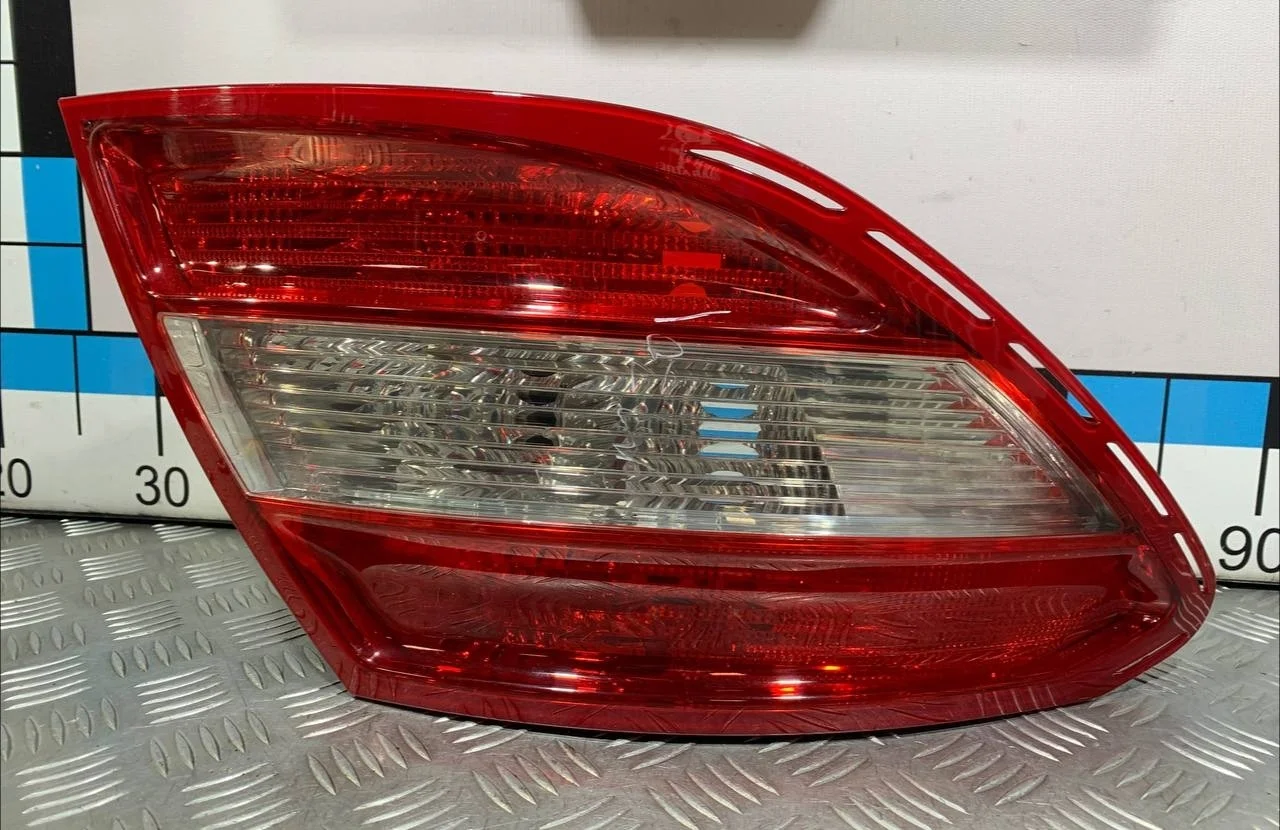 [Б/У] Фонарь задний левый Mercedes W204 [Код: 00307827 ]