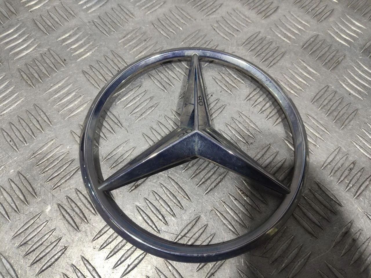 [Б/У] Эмблема на решетку радиатора [Код: 00671482 ]