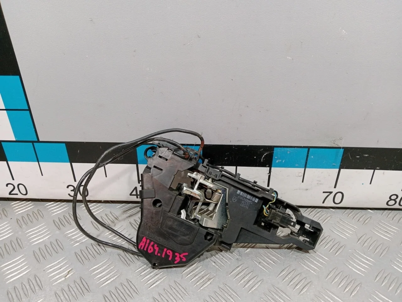 [ЧАСТЬ Б/У] Замок двери передней левой Mercedes W164 X164 - Только кронштейн [Код: 00679061 ]