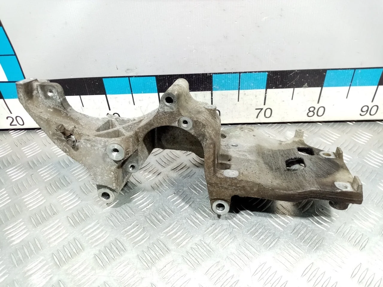 [Б/У] Кронштейн коспрессора кондиционера [Код: 00588050]