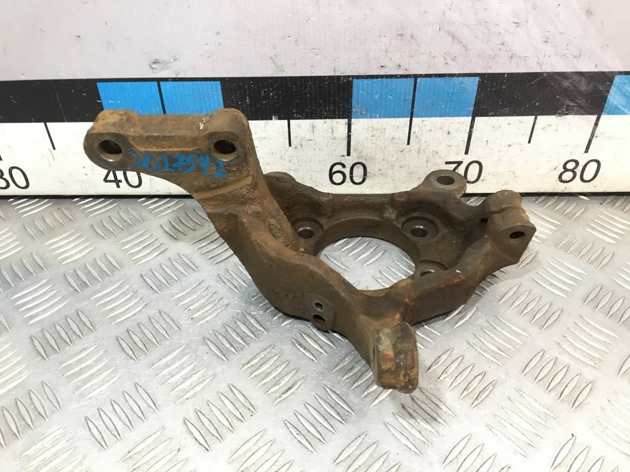 [Б/У] Кулак поворотный передний левый [Код: 00524965 ]